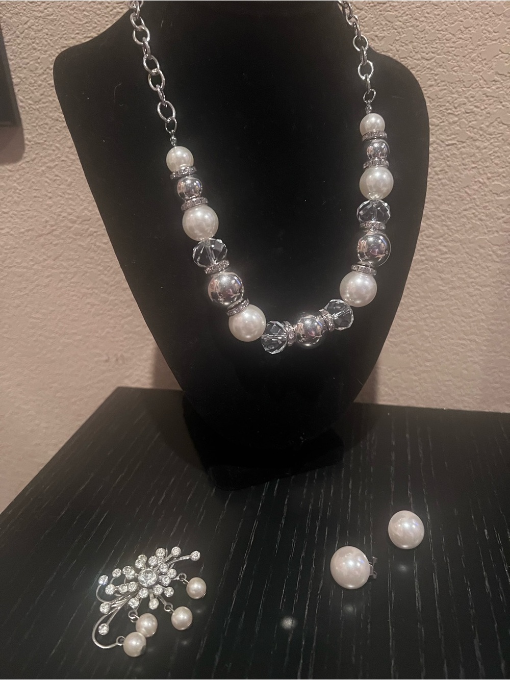 Elegant Pearl and Crystal Necklace - White/Silver